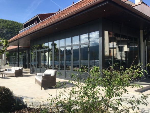 Baie-vitr‚e-m‚tallique-Jean-Suplice-Auberge-de-pSre-Bise-…-Talloires-1