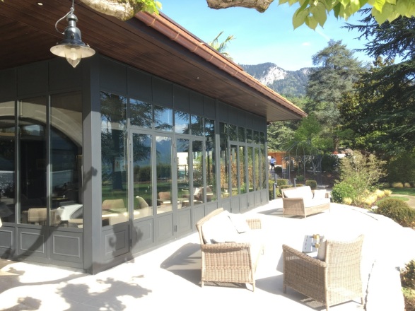 Baie-vitr‚e-m‚tallique-Jean-Suplice-Auberge-de-pSre-Bise-…-Talloires-2