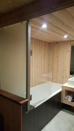 Pare-douche-en-verre-dans-lhotel-le-Flocon-de-Sel-a-Megeve