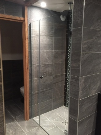Porte-pare-douche-en-verre-a-La-Ferme-de-Juliette-de-MGM-au-Grand-Bornand