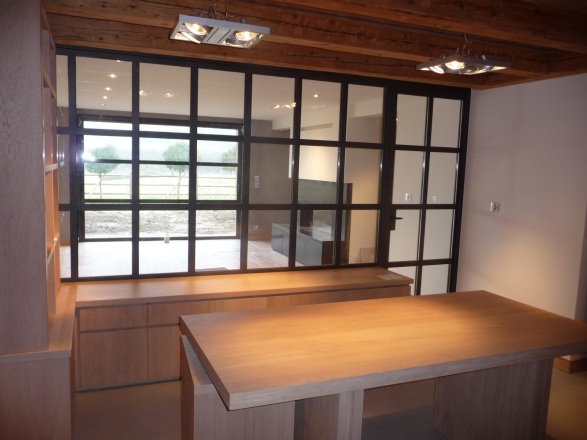 Cloison-et-porte-vitr‚e-en-structure-m‚tallique-dint‚rieur-2