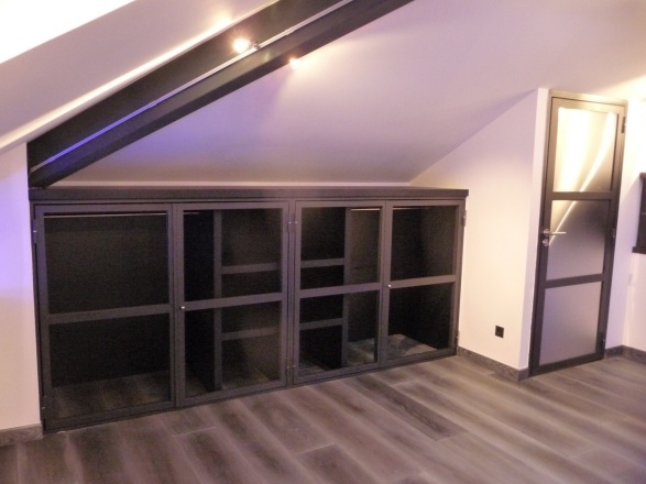 Fabrication-et-pose-de-portes-de-placard-en-acier-laque