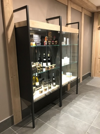 Meubles-vitrine-dexposition-acier-et-verre-a-MGM-Anitea-a-Valmorel