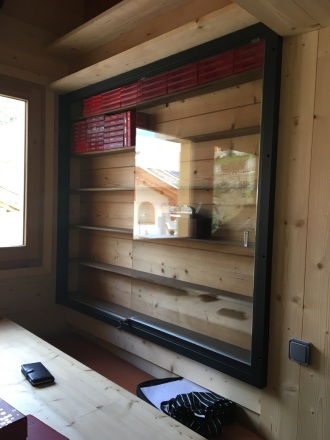 Vitrine-de-presentation-vitree-au-Flocon-de-Sel-a-Megeve