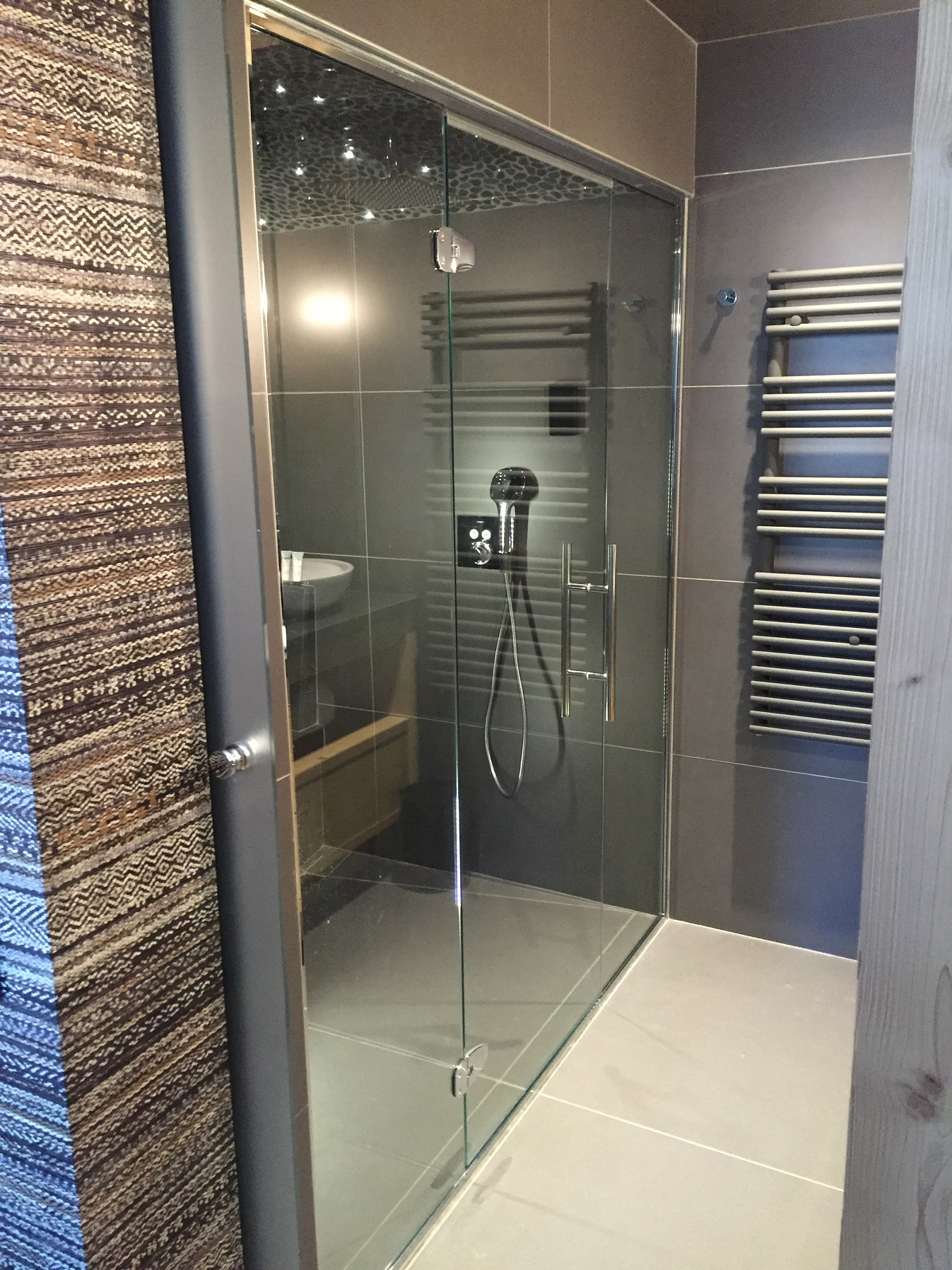 Pare-douche en verre … l'hotel Au Coeur du Village … La Clusaz